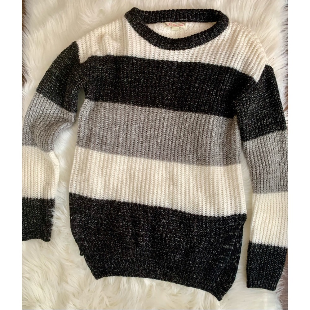 Striped Sweater 🖤🤍